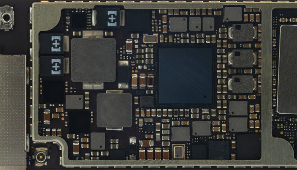 智能手机元件、电路板由现代手机的CPU、RAM芯片等电子元件组成。图片下载