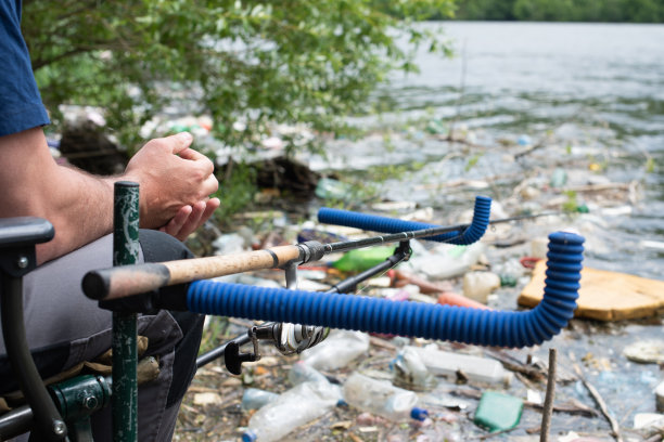 水库里的垃圾照片图片下载