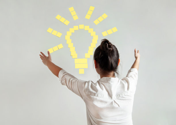 创意概念，有灯泡形状的黄色便利贴的女人图片下载