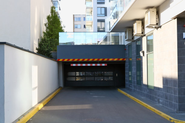 城市住宅小区的新型现代城市地下停车场图片下载