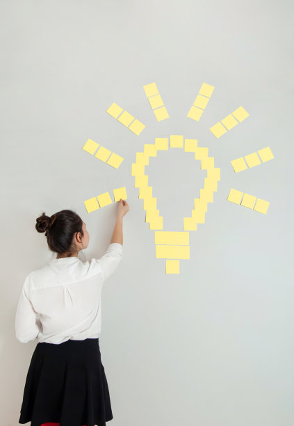 创意概念，有灯泡形状的黄色便利贴的女人图片下载