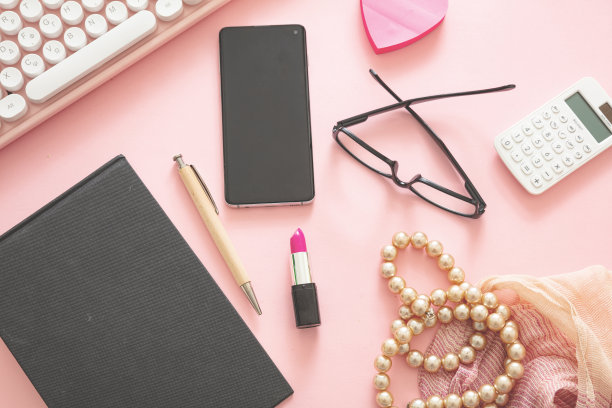 时尚女性的博客。粉色背景下的女性配饰，图片下载