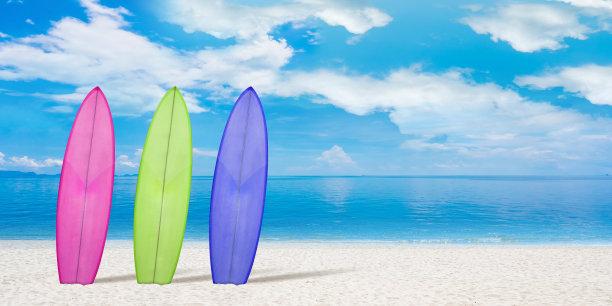 夏季飞行概念。冲浪板与海滩，沙子和海洋或海洋的背景图片下载
