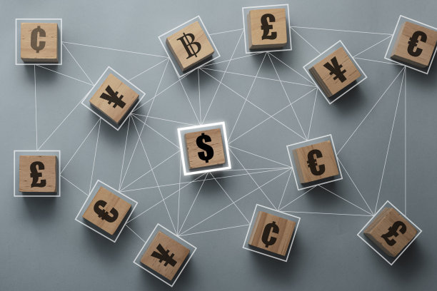 多货币符号符号印刷屏幕上的木方块和连接包括美元欧元英镑人民币日元和泰铢。外汇和外汇概念。图片下载