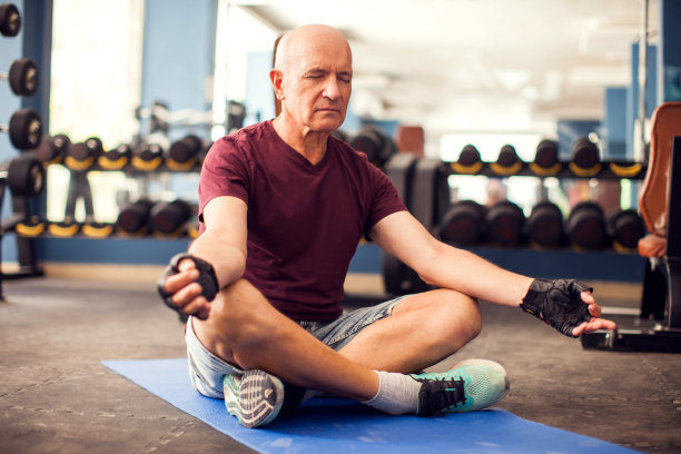 一幅老年人在健身房做放松运动的肖像。人、保健和生活方式的概念图片下载