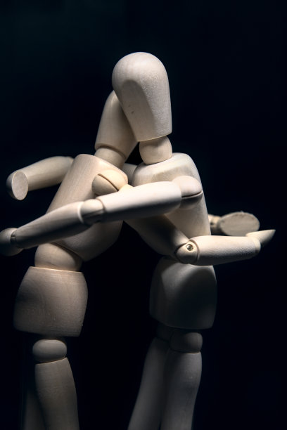 两个画着的人体模型正在互相拥抱图片下载