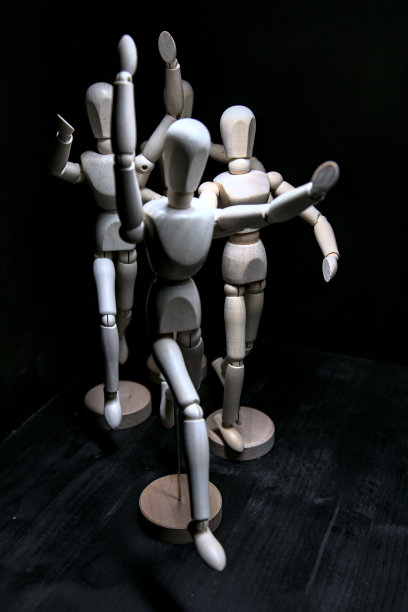 画人体模型摆出好像在逃避什么一样的姿势图片下载