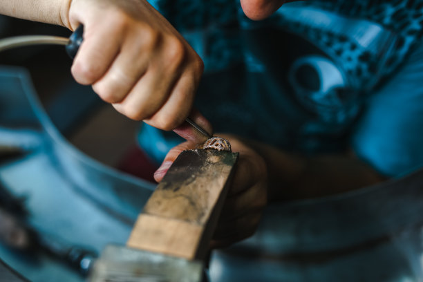 金匠大师在工作台上制作珠宝。图片下载