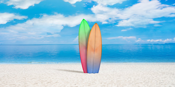夏季飞行概念。冲浪板与海滩，沙子和海洋或海洋的背景图片下载