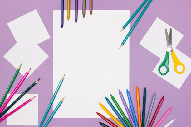 空白白纸，彩色铅笔，桌上的剪刀，俯视图。孩子的创造力，回到学校的理念。绘制平面模型图片下载