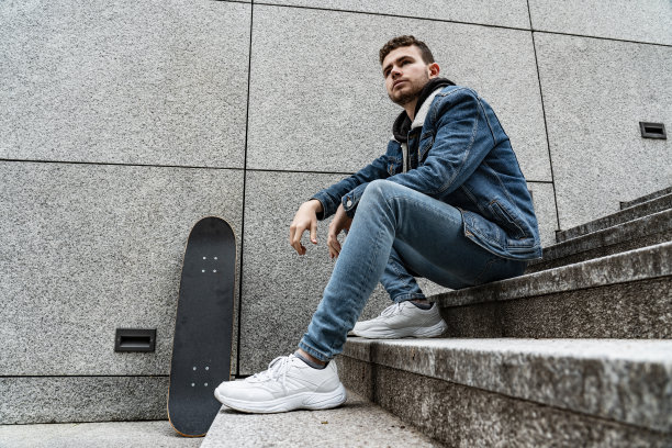 年轻人玩滑板图片下载