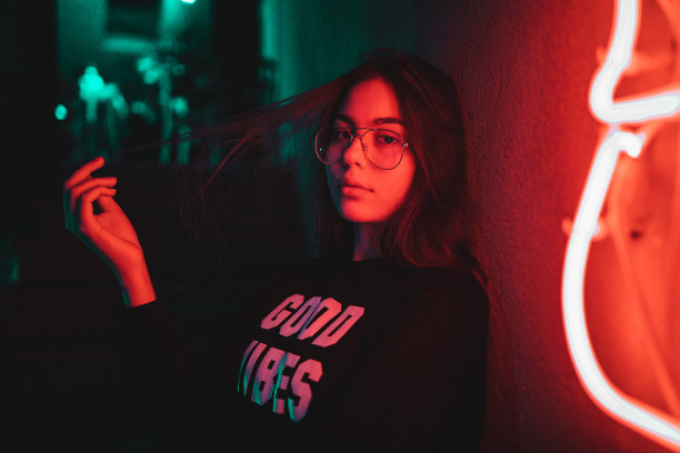 迷人的少女站在霓虹灯旁图片下载
