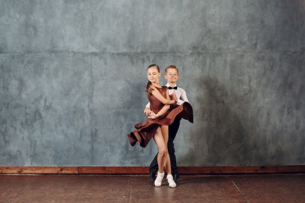 年轻的舞者男孩和女孩跳舞在交际舞桑巴舞图片下载