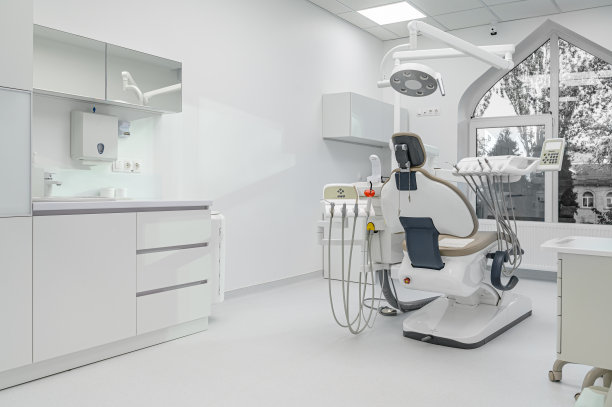 牙科手术室内部配备专用设备图片下载