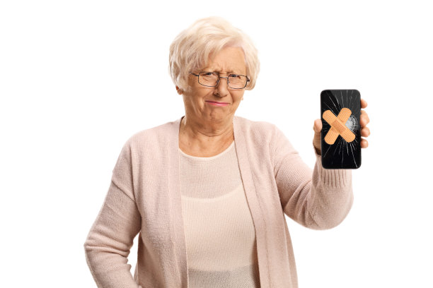 一个悲伤的老妇人，手里拿着一部手机屏幕破了，还缠着绷带图片下载