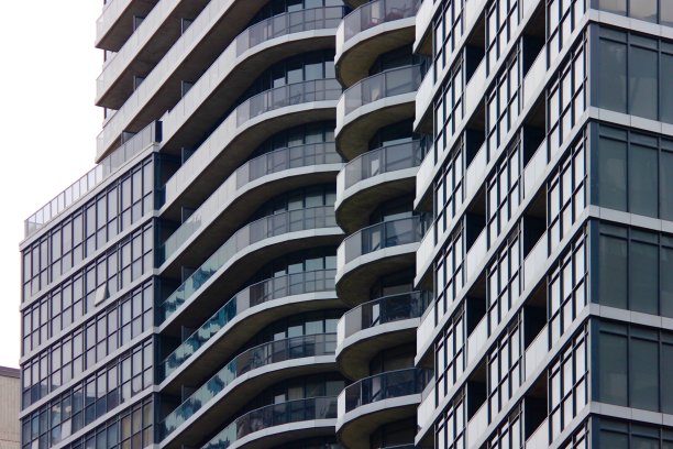 灰色天空下的多伦多摩天大楼图片下载