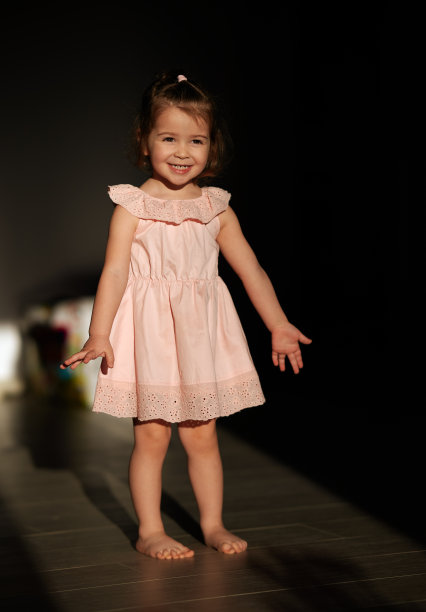 夏天的时间!快乐的小女孩穿着粉红色的衣服在室内图片下载