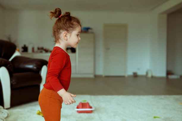 好奇的小女孩在玩图片下载