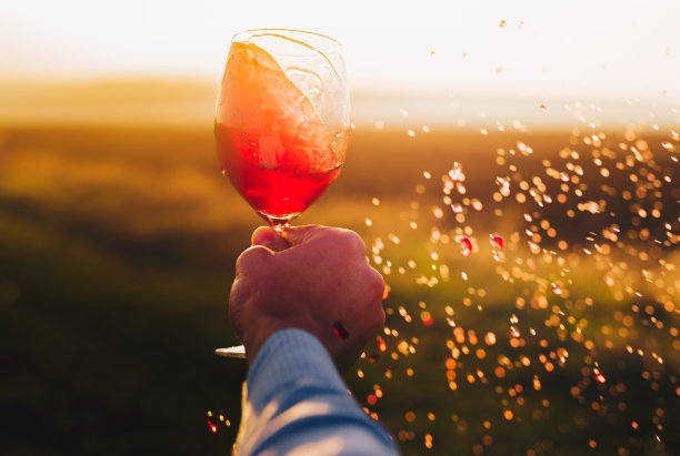 从玻璃杯中洒出的葡萄酒图片下载