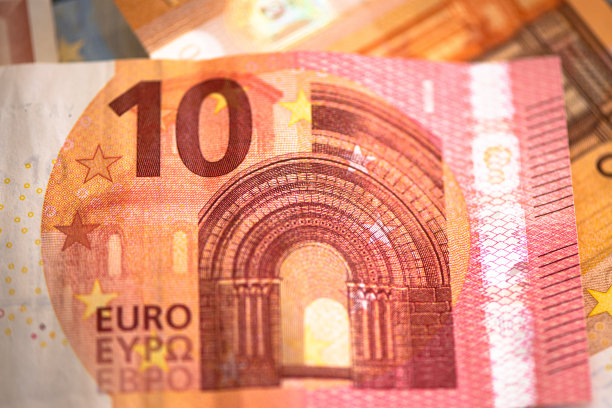 10欧元纸币正前方的罗马式拱门特写图片下载