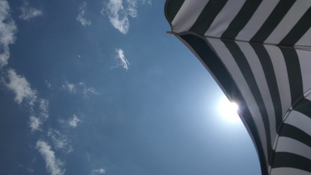 天空下的伞图片下载