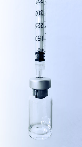 注射器从小瓶中抽取液体图片下载