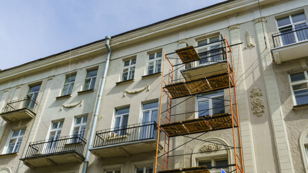 多层高层建筑与脚手架的照片。改造的概念。空间的文本。图片下载