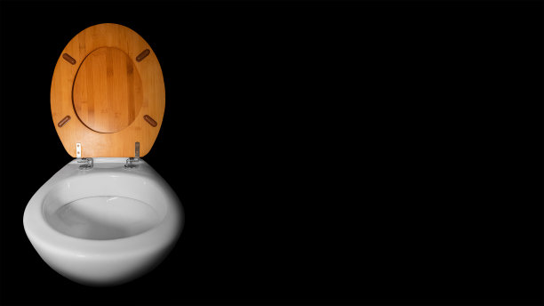 横幅与陶瓷白色马桶与开放的木座隔离在黑色背景与复制空间，细节图片下载