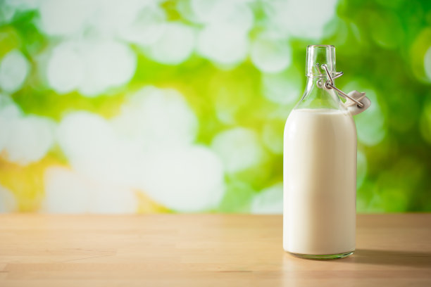 一瓶牛奶在亚麻布餐巾上图片下载