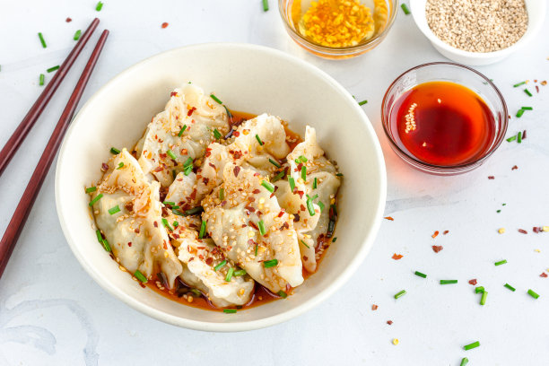 辣味四川/四川鸡饺配辣椒油和大蒜油俯视图横向照片图片下载