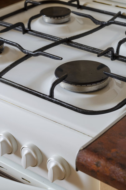 肮脏的炉子上有油渍和酥油。图片下载