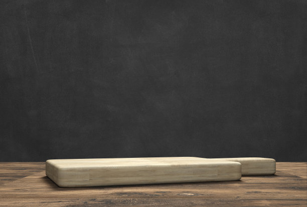 模糊的厨房前有一个带砧板的木制桌面图片下载