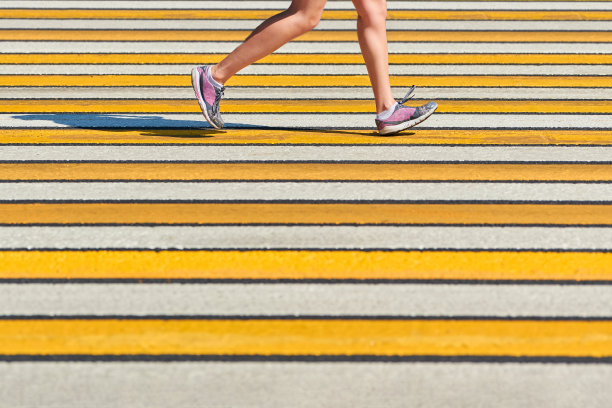 在人行横道上跑步的女人图片下载