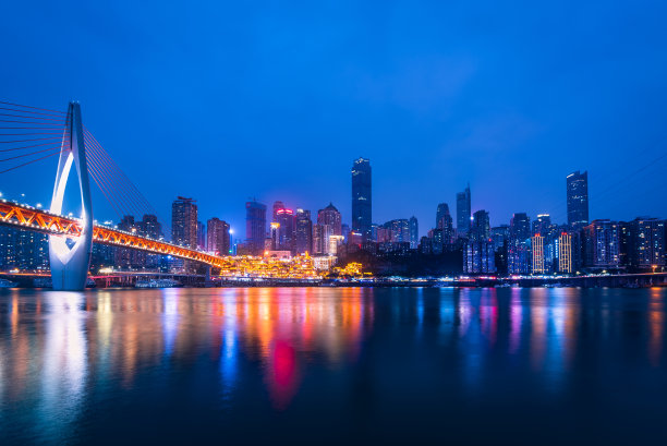 中国重庆的前门大桥和洪崖洞图片下载