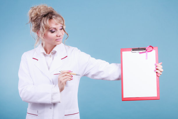 医生用钢笔展示带有粉红色丝带的文件夹。图片下载