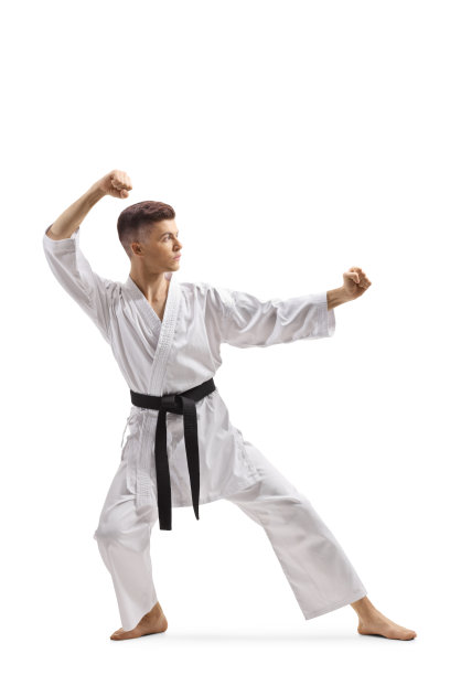 一个年轻男子在和服练习空手道的全长镜头图片下载