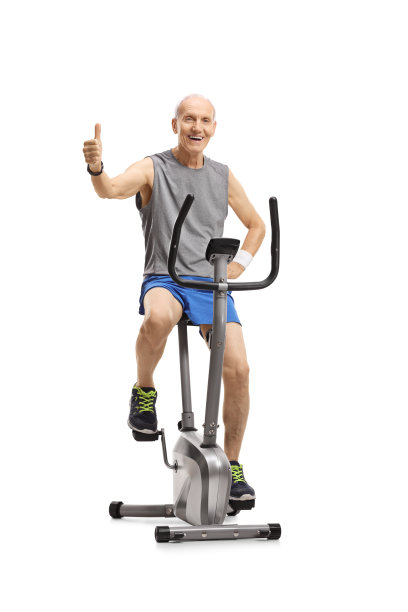 快乐的老人在运动自行车上穿着运动服手势拇指向上图片下载