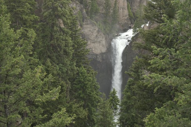 有雾的瀑布图片下载