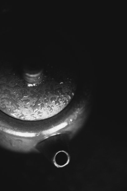 陶瓷茶壶和茶道的黑白照片图片下载