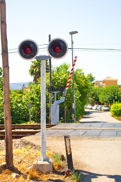 指示平交道口的交通灯，警告火车通过图片下载