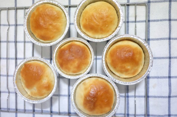 在选择性聚焦许多自制黄油面包在一个锡箔杯上白色桌布俯视图图片下载