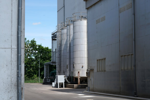 夏天在港口拍摄的一个生锈的旧筒仓图片下载