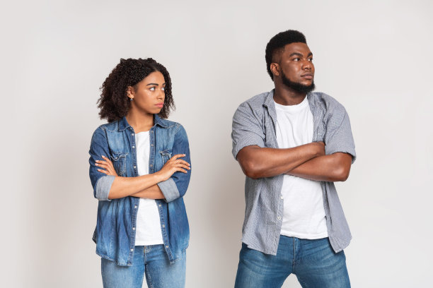 黑人悲伤的女人看着她被得罪的男友后，他们的争吵图片下载