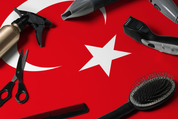 土耳其国旗和理发工具。梳子，剪刀和美发工具在一个美容院的桌面在一个国家木制背景。图片下载
