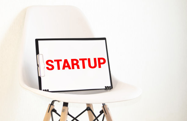 创业概念词创业由木质字母在蓝色背景图片下载