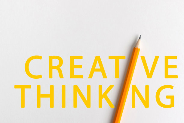 黄色铅笔照片代替交互式构图;在教育、商业或创新领域的演讲中使用的创造性思维的黄色词汇图片下载