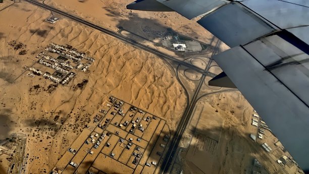 迪拜沙漠和飞机机翼航拍图片下载