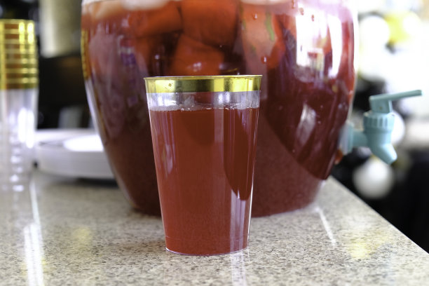 一瓶潘趣酒将在尼日利亚人的生日派对上供应图片下载