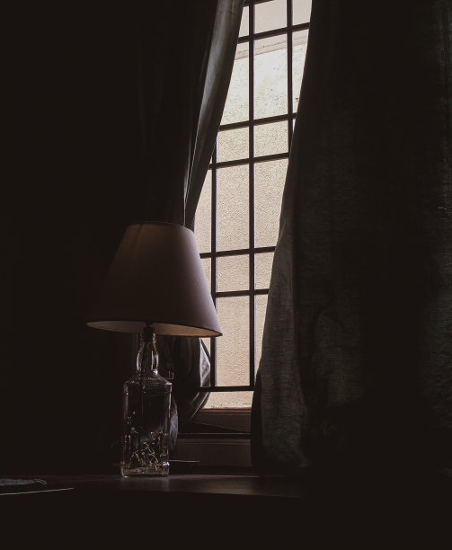 黑暗中的灯图片下载