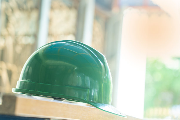 安全工人专用的黄色、绿色、橙色、蓝色安全帽。作为工程师或工人。图片下载